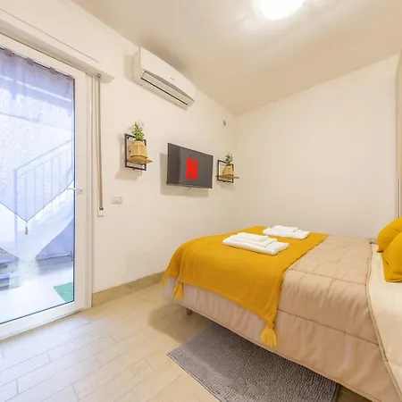 Loft moderno con terrazzo e self check-in 24h a 5 Min dalla Metro C-3